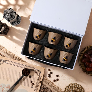 แก้วกาแฟเซรามิกแบบอาหรับ พิมพ์โลโก้ได้ ขนาด 90 มล. แก้วชาเล็ก ลายรังผึ้งและผึ้ง สำหรับใช้ในบ้าน ร้านกาแฟ หรือใช้ในชีวิตประจำวัน - Product Image 1