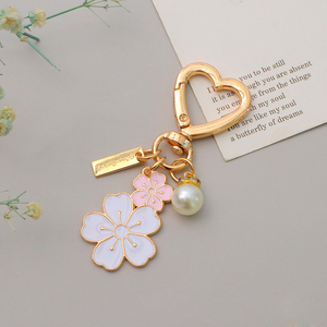 سلسلة مفاتيح معدنية مطلية بالمينا بتصميم زهور كلاسيكية مع سلسلة لؤلؤ وقلادة على شكل قلب لتزيين الحقائب - Product Image 6