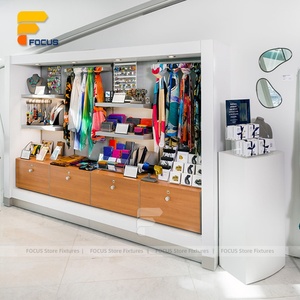 Espositore Moderno per Negozi di Abbigliamento e Regali, Design d'Interni per Boutique e Negozi di Souvenir, Arredamento Personalizzato per Vendita di Abbigliamento - Product Image 4