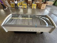 Vitrine réfrigérée commerciale incurvée à glissière en verre pour supermarché, présentoir horizontal pour charcuterie, viande et fruits de mer