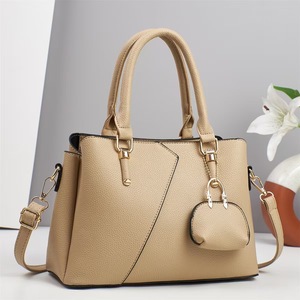 Sac à main élégant pour femme en PU bicolore avec bandoulière amovible et décoration à fermoir - Product Image 2