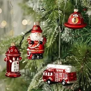 أطقم شاحنات إطفاء زجاجية ملونة مخصصة برسومات لطيفة لعيد الميلاد على شكل رجل الإطفاء سانتا أطقم زخارف تعلق على شكل شاحنة صديقة للبيئة