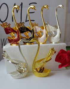 หงส์ยืนทำอาหารห้องครัวร้านอาหารภาชนะบนโต๊ะอาหารผู้ถือช้อน - Product Image 5