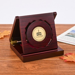 Caja de madera para medallas con impresión de logotipo, embalaje de regalo rectangular con cerradura para insignia de moneda conmemorativa, hecha a medida J216 - Product Image 3