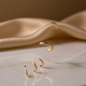 Orecchini a Cerchio Minimalisti in Oro Bianco E4375, Design Geometrico 6 7 9 mm, Unisex per Uso Quotidiano, Gioielli Raffinati in Oro Massiccio 18K - Product Image 2