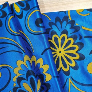 Tissu brossé à base de bleu avec fleurs et papillons blancs. Vente directe de l'usine principale. Fabriqué en polyester 100%. - Product Image 3