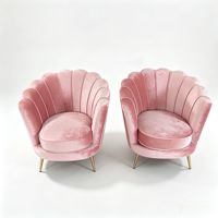 Chaise de mariage moderne en velours à dossier festonné pour la location événementielle, projets hôteliers commerciaux, pieds dorés de luxe