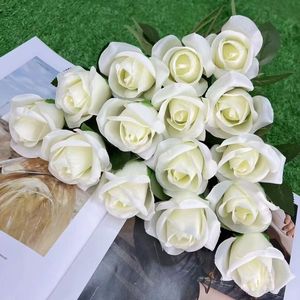 Rose Artificiali in Velluto di Alta Qualità, Vendita all'Ingrosso, <span class=keywords><strong>Fiori</strong></span> Decorativi Realistici Rossi e Bianchi Personalizzabili - Product Image 6