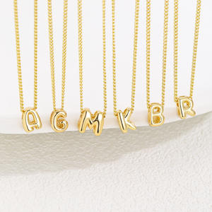 Vente en gros de collier à breloques de l'alphabet initial en cuivre plaqué or 18 carats pour filles, lettre à bulles mignonne et délicate avec chaîne à maillons - Product Image 3