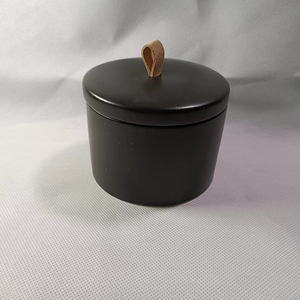 Contenitore per Candele in <span class=keywords><strong>Ceramica</strong></span> <span class=keywords><strong>Bianca</strong></span> di Lusso con Coperchio in <span class=keywords><strong>Ceramica</strong></span> e Cinghia in Pelle - Product Image 3