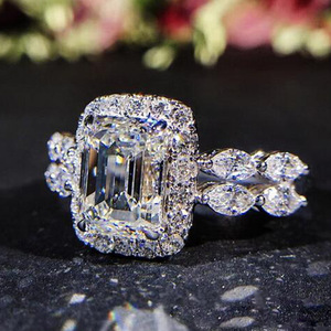 Anello con Cristallo Taglio Principessa per Donne, Elegante Accessorio Moda per Uso Quotidiano e Feste - Product Image 1