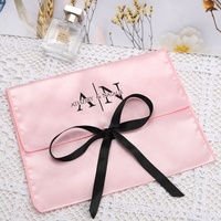 Sac à poussière en satin rose de luxe avec logo personnalisé imprimé en gros, enveloppe en satin pour vêtements, chaussures, chapeaux, perruques, emballage de perruques