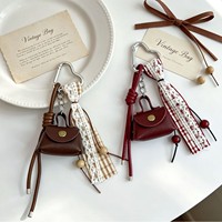 En gros, Mini porte-monnaie mignon en similicuir, porte-clés, breloque de sac à ruban et pompon, pendentif de sac à main vintage, fourniture de bijoux