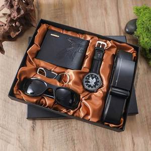 Coffret Cadeau Exquis et Populaire pour Homme 7 Pièces : Montre à Quartz, Portefeuille, Étui à Parfum, Étui Rigide, Étui en Papier Non Étanche, Étui pour Ceinture, Boucle à Crochet - Product Image 1