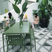 Ensemble de tables et de chaises de salle à manger en plein air pour restaurant moderne avec bois et cuir pour hôtels, cafés, écoles