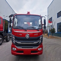 Grue montée sur camion avec plateau pour le levage et le transport intégrés de tuyaux en acier, de profilés et de matériaux de construction