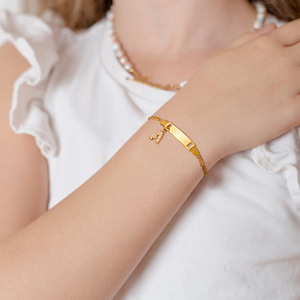Pulsera de barra de acero inoxidable con baño de oro PVD de 18K y dije con inicial para niños |   Joyería Impermeable e Hipoalergénica para Niños - Product Image 5