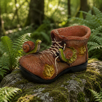 Pot de fleurs en résine au design original en forme de chaussure avec des escargots