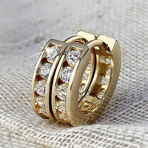 Orecchini a Cerchio E4522 in Oro con Cristalli Incastonati, Placcati in Oro per Donne, Gioielli Classici per Uso Quotidiano - Product Image 4