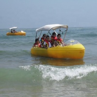Bateau à pédales personnalisable 4,20x1,50x0,95m avec capacité de 4 personnes, équipement pour parcs aquatiques extérieurs, charge de 175 kg, caisse en bois pour utilisation en mer