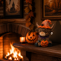 Décoration Halloween Figurine en Résine Vache Highland avec Araignée et Citrouille Statue pour Bureau Table Maison