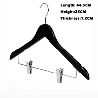 Cintres en bois massif naturel avec encoches pour les épaules, barre pour pantalons et crochet pivotant à 360 degrés pour chemises, manteaux et costumes