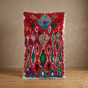 Tapis Boucharouite marocain fait main, motif géométrique rouge, style bohème, tapis épais à poils moyens en laine avec support en jute pour salon - Product Image 1