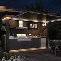 Îlot de cuisine extérieur de luxe en acier inoxydable avec armoires étanches, grill moderne, évier et design personnalisé pour cave à vin et salle à manger