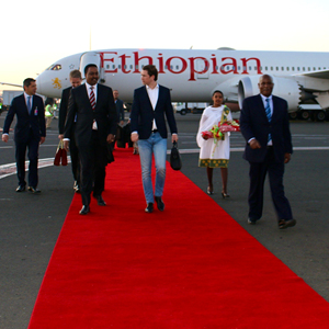 Directeur d'usine en gros tapis <span class=keywords><strong>de</strong></span> mariage rouge anti-décoloration pour les événements <span class=keywords><strong>de</strong></span> mariage allée <span class=keywords><strong>de</strong></span> fête mince rouleau <span class=keywords><strong>de</strong></span> tapis rouge - Product Image 4