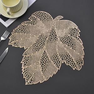 Nouveau Set de Table Isotherme en PVC Doré Européen, Motif Feuille d'Érable Creuse, Style Occidental Écologique pour la Maison - Product Image 3