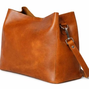 Bolso de hombro de cuero para mujer, moderno y de alta demanda, con cremallera segura y gran capacidad de almacenamiento para los artículos esenciales diarios, disponible para la venta. - Product Image 1