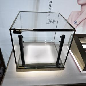 <span class=keywords><strong>Vetrina</strong></span> per Gioielli con Retroilluminazione LED Elite, Espositore in Vetro Satinato Personalizzato con Struttura in <span class=keywords><strong>Metallo</strong></span> - Product Image 2