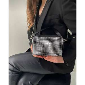 Bolso de Noche Rectangular con Adornos de Piedras, Correa de Cadena y Acabado Metálico Brillante - Product Image 3