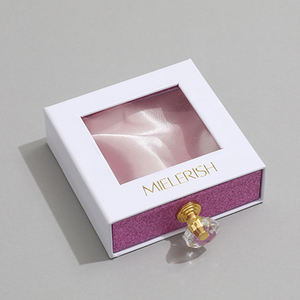 Boîte cadeau de luxe en carton beige avec fenêtre transparente et tiroir, personnalisable avec logo, avec poignée en pierre pour boucles d'oreilles et colliers - Product Image 4