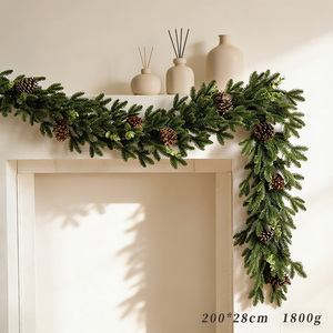 Ghirlanda Natalizia Personalizzata in PE/PVC con Foglie di Ciliegio e Rami di Pino - Decorazione da Parete Ignifuga Ecologica Fatta a Mano per Feste - Product Image 6