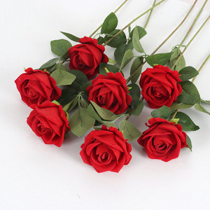 Jessie Roses artificielles en velours rouge 7 pièces Décorations murales de mariage Décoration pour le festival Qixi - Product Image 1