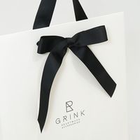Sac cadeau en papier blanc avec logo personnalisé, ruban noir et nœud, emballage de luxe pour bijoux, accessoires, boutique de mode, magasin de cadeaux