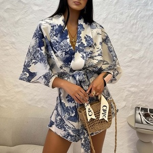 Ropa de moda para mujer, estilo europeo y americano, primavera, nuevo conjunto casual elegante con cuello en V, estampado y pantalones cortos con cordones. - Product Image 1