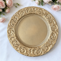Assiettes de présentation bleu ciel à bord festonné avec détails dorés, en plastique jetable, pour la mise en table de mariages et fêtes d'anniversaire
