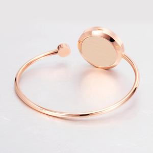 Commercio all'ingrosso di <span class=keywords><strong>Rosa</strong></span> di disegno del <span class=keywords><strong>fiore</strong></span> d'oro Aromaterapia diffusore gioielli 316L In acciaio inox aroma olio essenziale diffusore braccialetto - Product Image 3