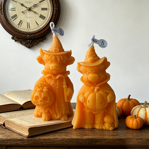 Vela novedosa con forma de vaca de las Tierras Altas y detalles de calavera de calabaza para decoración de mesa festiva - Product Image 4