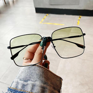 Gafas de Sol Cuadradas Grandes para Mujer Qianai, Montura Dorada, Lentes con Degradado de Aguacate a Rosa, Protección UV400 Tipo 3 - Product Image 5