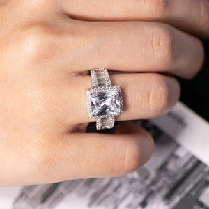 Anello con Accenti in Cristallo per Donne, Accessorio Minimalista ed Elegante per Uso Quotidiano - Product Image 5