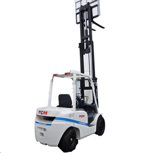 Chariot élévateur diesel TCM 30 d'occasion, 3 tonnes, mât à trois étages, moteur Isuzu avec poste de conduite assis - Product Image 1