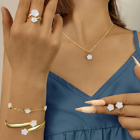 Nouveauté Tendance : Ensemble Bijoux Femme 5 Pièces Trèfle à Cinq Feuilles Coloré – Bracelet, Bague, Boucles d'Oreilles et Collier