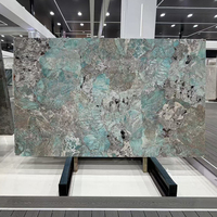 Dalle de quartzite vert amazonite - Pierre naturelle vert turquoise avec veinage blanc pour comptoir, mur et sol, polie