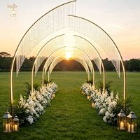 Arche de mariage élégante en cristal avec support LED en métal doré pour décoration de chemin de banquet de mariage sur le thème floral rose
