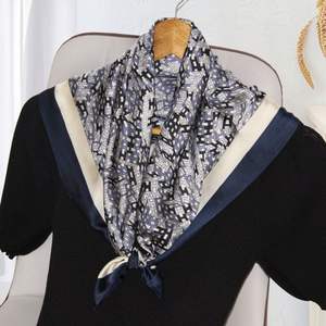 Bufandas de seda artificial de diseñador cuadrado 90*90 al por mayor, pañuelo de seda de lujo con estampado digital personalizado para mujer - Product Image 3