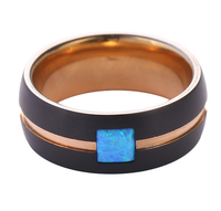 Nouvel arrivage Bagues plaquées or rose et noir IP pour hommes Bande de tungstène Bandes incrustées d'opale bleue naturelle