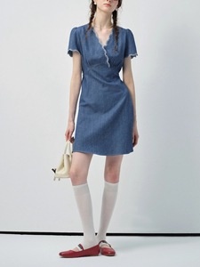 เดรสยีนส์สั้นคอวีปักลายสำหรับผู้หญิงหรูหรา - Product Image 3